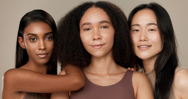 Diversité beauté et visage des femmes en studio pour l'autonomisation bien-être et soins de la peau Inclusion amis et portrait d'un groupe de personnes pour la dermatologie peau naturelle et soutien sur fond brun