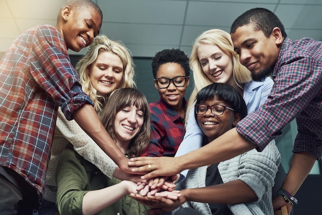Diversité bureau et mains pour la synergie avec le sourire pour la célébration sur le travail d'équipe et la collaboration des gens salle de conseil et heureux pour les réalisations commerciales avec félicitations pour la construction d'équipe