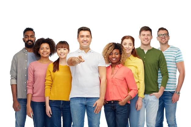 diversité, choix, ethnie et concept de peuple - groupe international d'hommes et de femmes heureux et souriants pointant du doigt sur vous sur le blanc