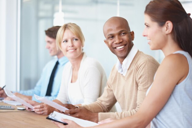 Photo diversité de discussion et hommes d'affaires lors d'une réunion dans un rapport d'entreprise de planification de bureau collaboration travail d'équipe et employés professionnels travaillant ensemble sur un projet d'entreprise sur le lieu de travail