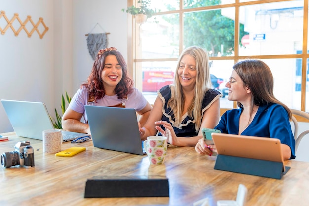 Diversité d'entreprise Femmes souriantes engagées dans des tâches commerciales