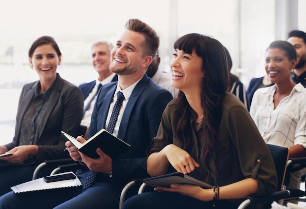 Diversité heureuse ou gens d'affaires dans l'atelier présentation du succès réunion d'affaires ou séminaire d'entreprise Collaboration de travail d'équipe et travailleur de démarrage avec le sourire pour le public d'un salon ou d'une conférence