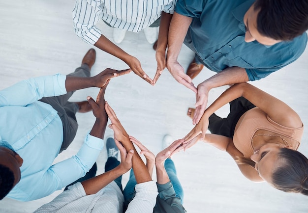 Photo diversité des mains et des hommes d'affaires en soutien aux soins d'amour et à la communauté solidaire au bureau main de groupe d'employés travaillant en équipe collaboration et unité au-dessus en forme de coeur