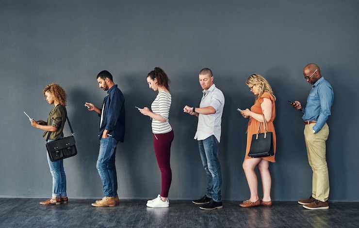 Photo diversité des personnes créatives et entretien numérique en attente dans la file d'attente recrutement ou file de rh sans papier hommes et femmes vacants dans les ressources humaines embauchage ou intégration bureau sur smartphone ou téléphone portable