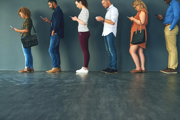 Photo diversité de personnes créatives et recrutement de smartphones en attente dans la file d'attente de poste ou dans la ligne d'interview sans papier pour les ressources humaines hommes et femmes vacants dans l'embauche ou l'intégration des ressources humaines au bureau sur le téléphone portable