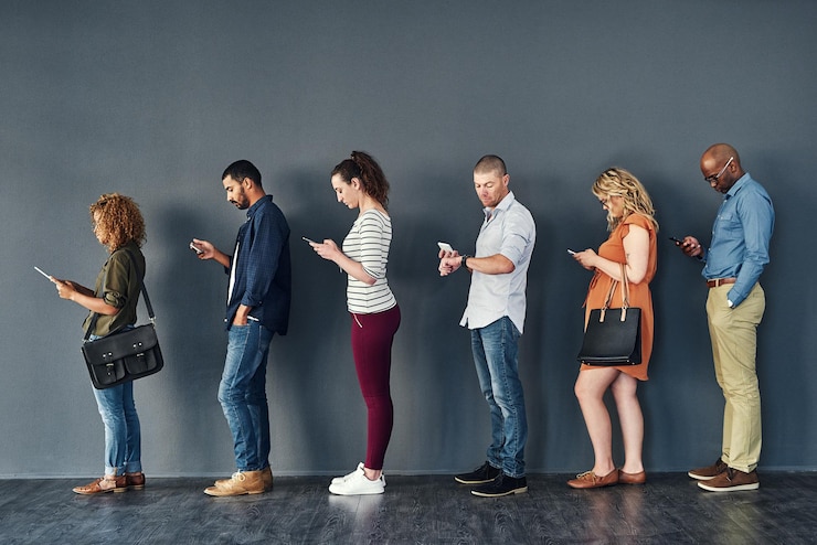 Photo diversité des personnes créatives et technologie d'entrevues d'emploi en attente dans la file d'attente de recrutement ou dans la file sans papier des ressources humaines hommes et femmes vacants dans les ressources humaines embauchant ou intégrant sur smartphone ou tablette