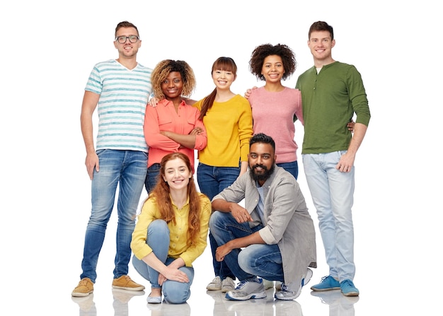 diversité, race, ethnie et concept de peuple - groupe international d'hommes et de femmes heureux et souriants sur blanc