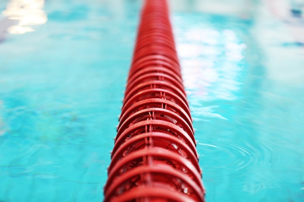 Diviser la bouée rouge dans la piscine avec de l'eau propre