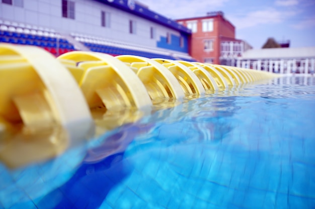 Diviseurs de chemins dans la grande piscine extérieure