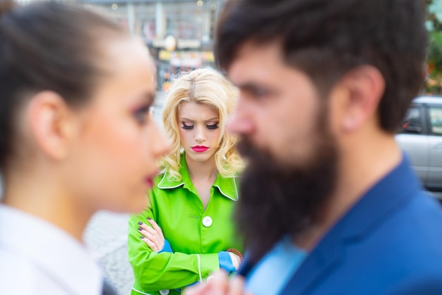 Divorce raison infidélité homme déloyal marchant avec sa petite amie et regardant étonné par un autre sed