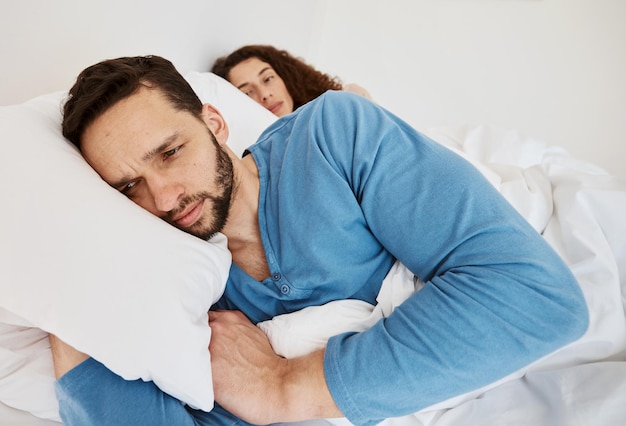 Le divorce se dispute et le couple en colère au lit après la discussion de combat ou frustré par la trahison de sa femme à la maison Problème de la chambre à coucher et l'homme ignorent la femme ennuyée avec dépression anxiété ou dysfonction érectile