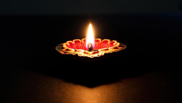 Diwali Deepavali fête hindoue des lumières lampe Diya allumée en noir gros plan