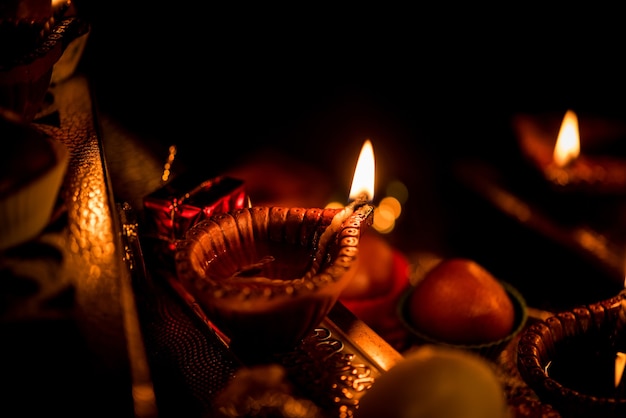 Diwali diya ou éclairage dans la nuit avec des cadeaux, des fleurs sur une scène de mauvaise humeur