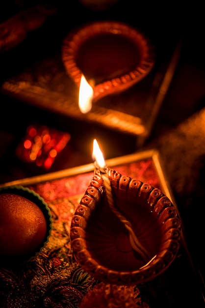 Diwali diya ou éclairage dans la nuit avec des cadeaux, des fleurs sur une scène de mauvaise humeur