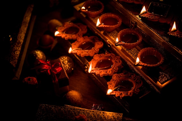 Diwali diya ou éclairage dans la nuit avec des cadeaux, des fleurs sur une scène de mauvaise humeur