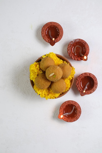 Diwali diya avec laddu et fleur, célébration du festival indien diwali fest,