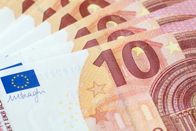 Dix billets en euros dans un plan macro