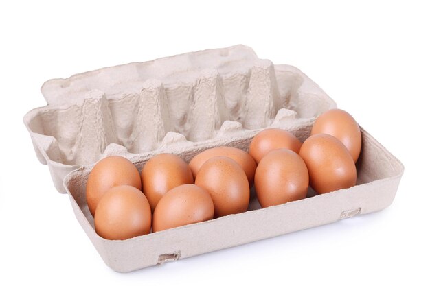 Dix œufs bruns dans un emballage en carton