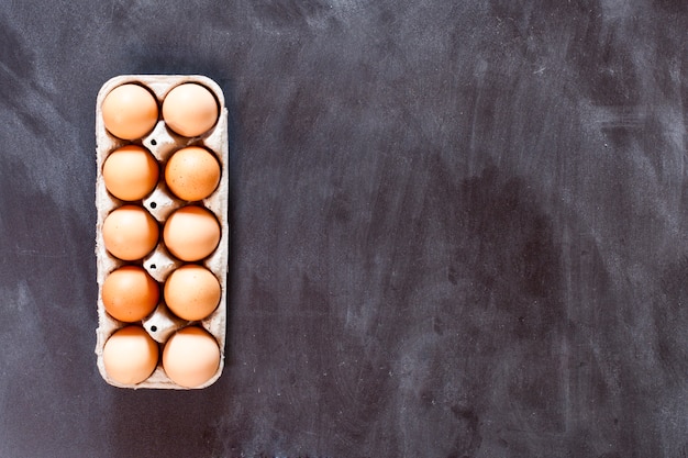 Dix œufs de poule dans un carton.