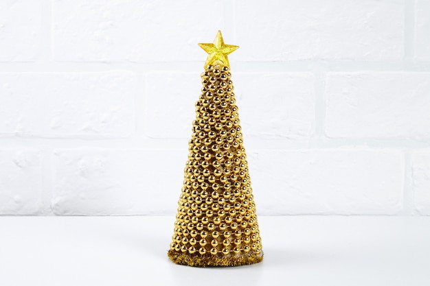 Diy arbre de Noël doré de guirlande de perles.