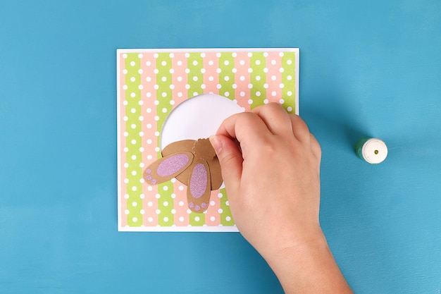 Diy cartes de Pâques en papier. Volume des cartes de voeux avec un lapin, oeuf sur fond bleu. 3d.