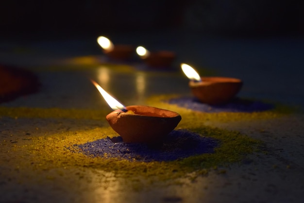 Diyas sur le sol la nuit