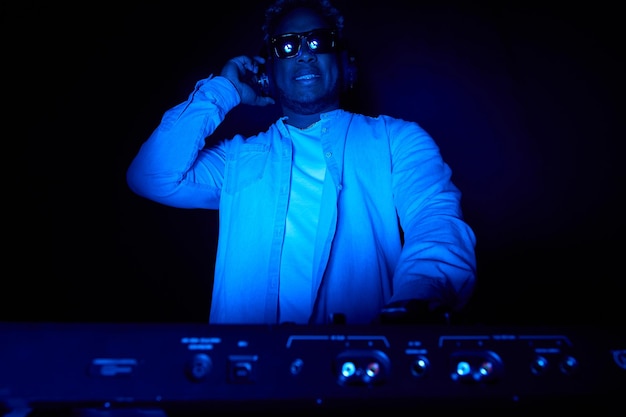 Un DJ afro-américain met de la musique dans le club