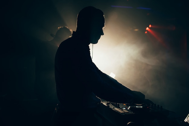 DJ avec casque joue lors d'un concert de musique