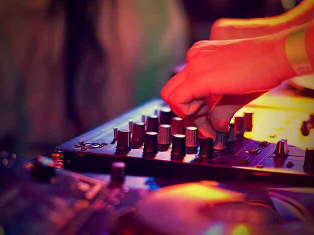 Photo un dj dans un club de musique nocturne.