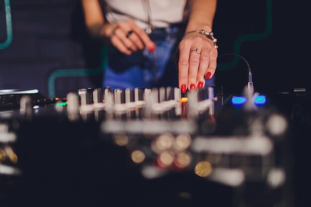 DJ dans le club pour la table de mixage à distance.