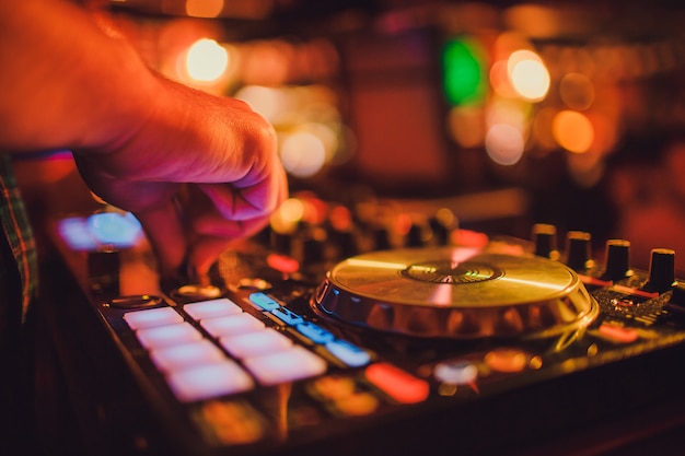 DJ à distance les mains sur la table d'harmonie