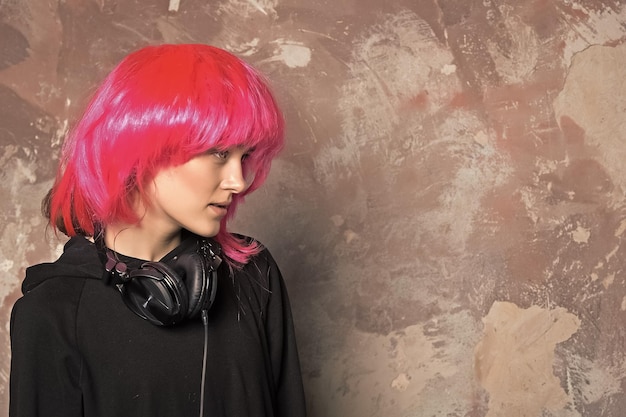 Dj fille en perruque rose avec un casque