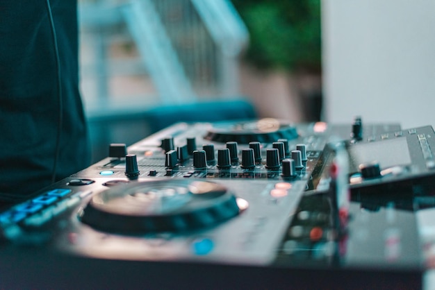 Dj joue de la musique disco avec sa consolle dans un pub