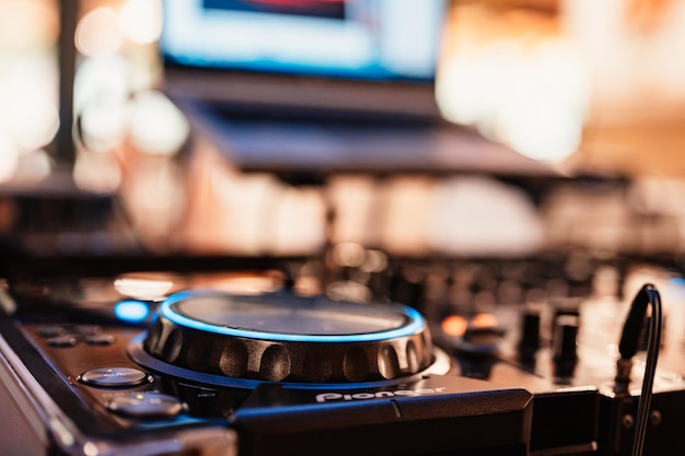 Dj mixant en plein air au festival de la fête de la plage avec une foule de gens en arrière-plan Vie nocturne d'été