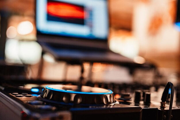 Dj mixant en plein air au festival de la fête de la plage avec une foule de gens en arrière-plan Vie nocturne d'été