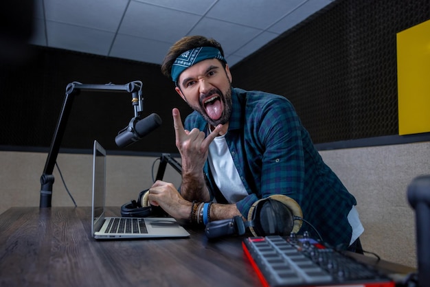 Dj radio avec bandana sur la tête à la station de radio