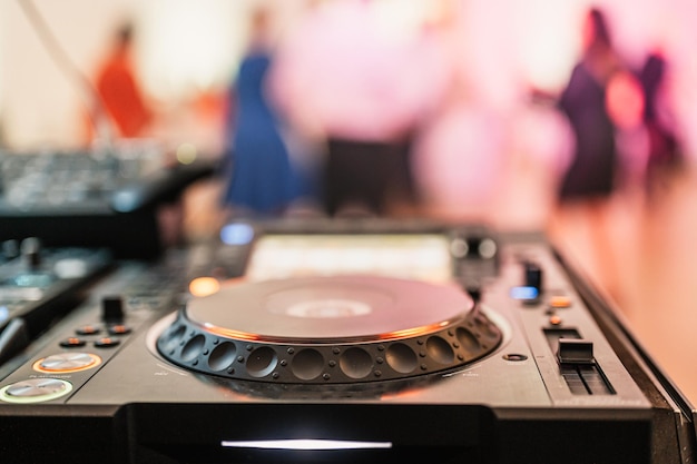 DJ Spinning mélangeant et grattant dans une discothèque DJ jouant de la musique au mélangeur Closeup Party
