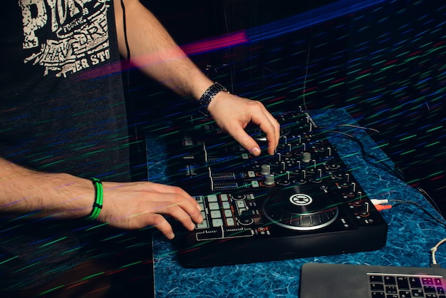 DJ sur le stand en discothèque