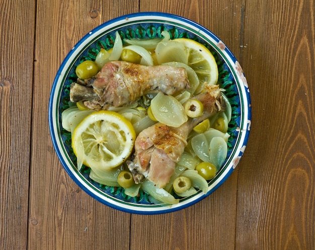 Djej bil Besla - poulet plat algérien au safran et olives
