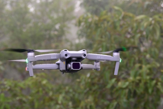 Dji Mavic Air 2 s drone volant en gros plan. Nouveau gadget quadricoptère volant et gouttes d'eau de pluie sur le drone : Loei,Thai - 20 sept 2021