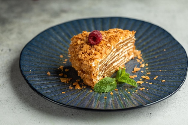 Dobos torte Nourriture et assiette noire avec un morceau de thé de gâteau Dobos hongrois