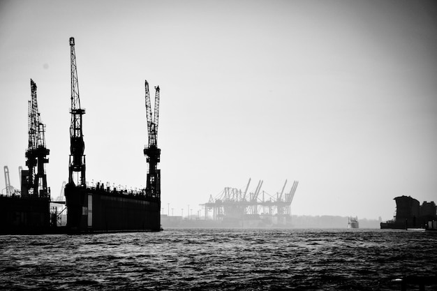 Photo doc commercial par mer contre un ciel dégagé