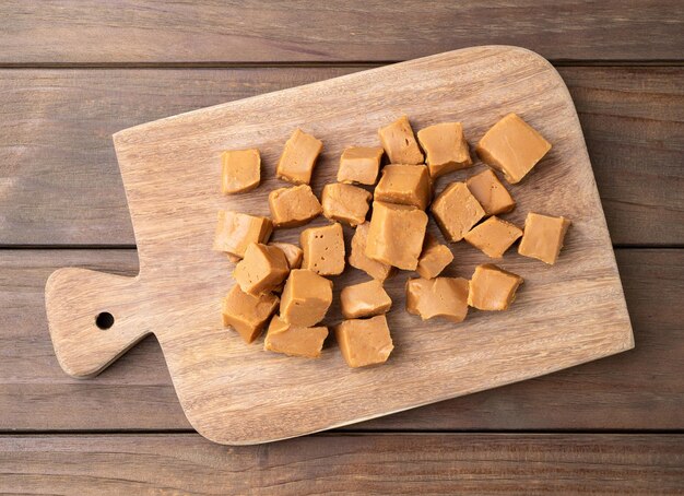 Doce de leite ou dulce de leche bonbons au lait sud-américain traditionnel sur planche de bois