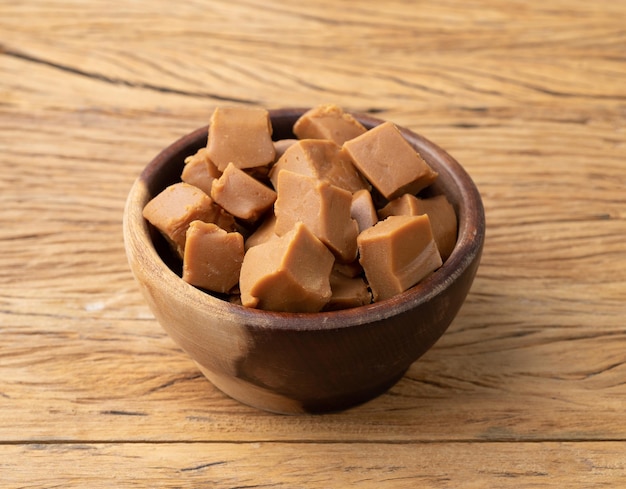 Doce de leite ou dulce de leche bonbons au lait sud-américain traditionnel sur table en bois