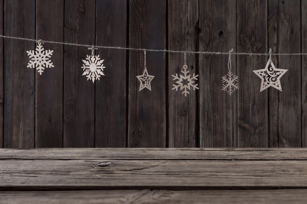 Docorations de Noël en bois sur fond sombre