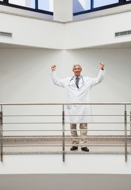 Photo docteur acclamant à la balustrade