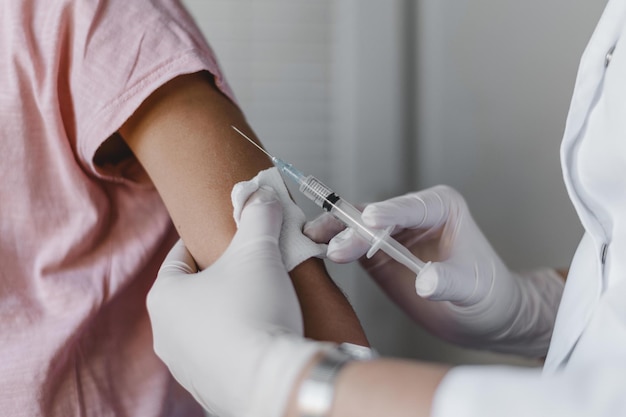 Docteur administrant un vaccin à un enfant Concept de photo magnifique de haute qualité