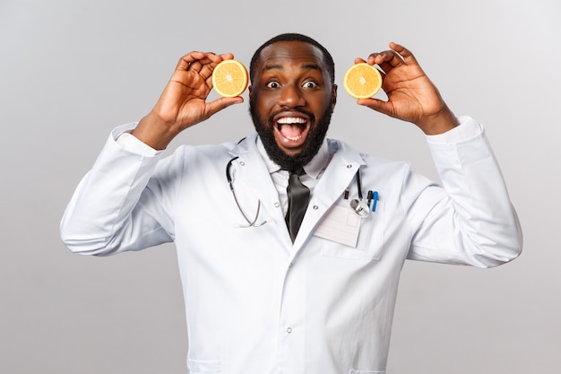 docteur afro-américain avec des oranges