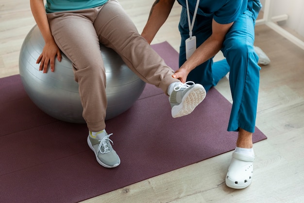 Docteur aidant le patient pendant la réadaptation