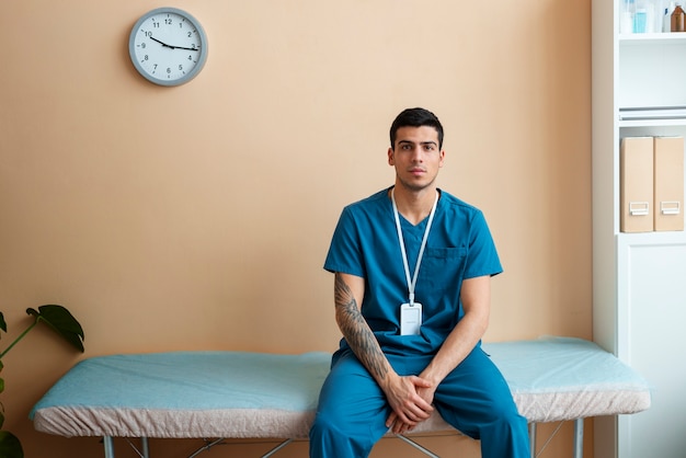 Photo docteur aidant le patient pendant la réadaptation